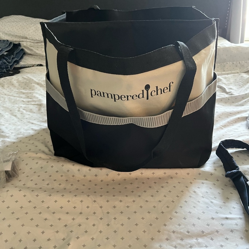 NEW Never Used. Pampered Chef Two-Tone Carryall